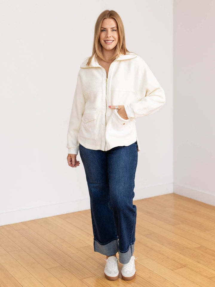 Moderna giacca autunnale donna avorio con zip e colletto strutturato. Ideale per look casual o chic.
