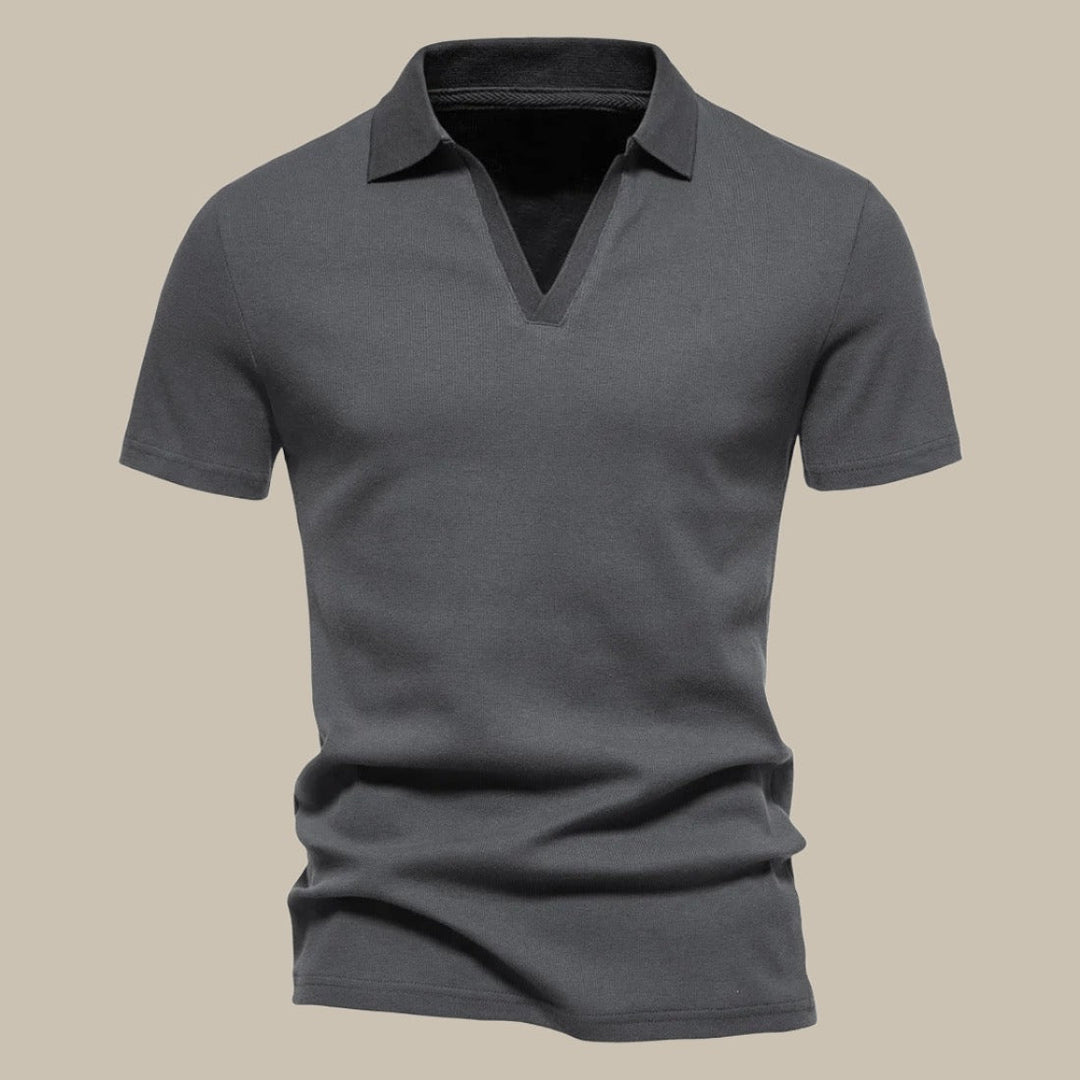 Polo blu uomo a maniche corte, elegante per outfit primaverili, stile casual e raffinato.