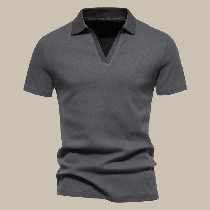 Polo blu uomo a maniche corte, elegante per outfit primaverili, stile casual e raffinato.