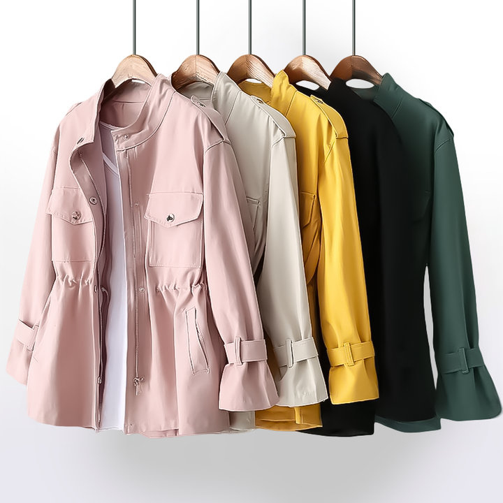 Giacca donna sahariana casual, ideale per un outfit primaverile o autunnale. Vita regolabile e tasche: praticità e stile.