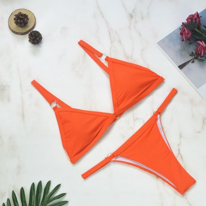 Stile estivo: bikini a triangolo classico con spalline regolabili per un look senza tempo.