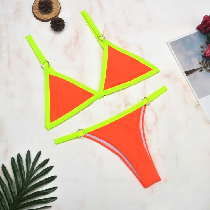 Bikini da donna con spalline regolabili, design triangolo classico. Essenziale per la spiaggia.
