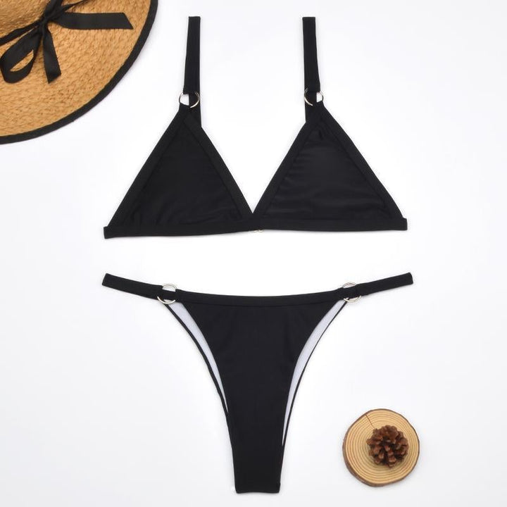 Bikini da spiaggia, triangolo classico e spalline regolabili per un look elegante.