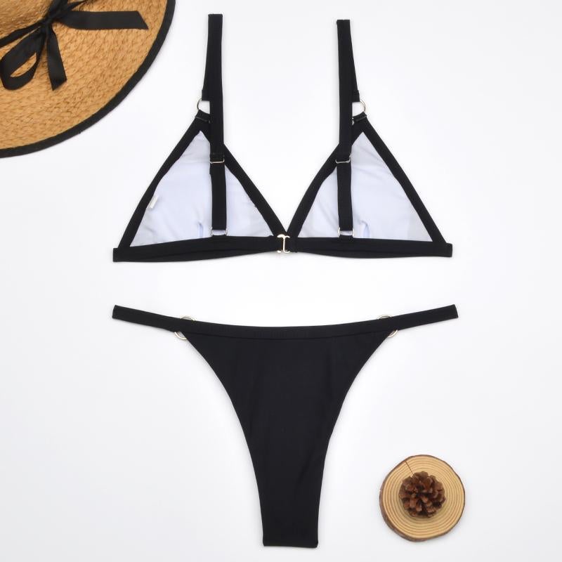 Moda mare donna: bikini a triangolo, spalline regolabili, ideale per vacanze al sole.