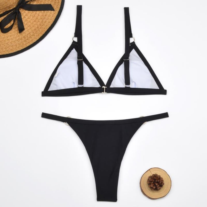 Moda mare donna: bikini a triangolo, spalline regolabili, ideale per vacanze al sole.