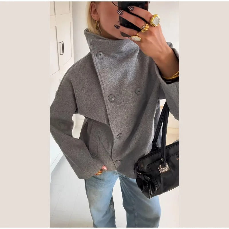Elegante cappotto donna grigio invernale, con collo alto e bottoni. Perfetto per un look raffinato.