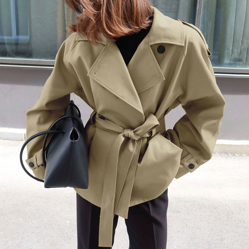 Dettaglio: la cintura in vita del trench donna beige valorizza la figura. Perfetto per un look primaverile.