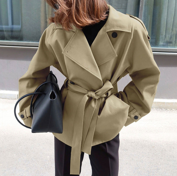 Dettaglio: la cintura in vita del trench donna beige valorizza la figura. Perfetto per un look primaverile.