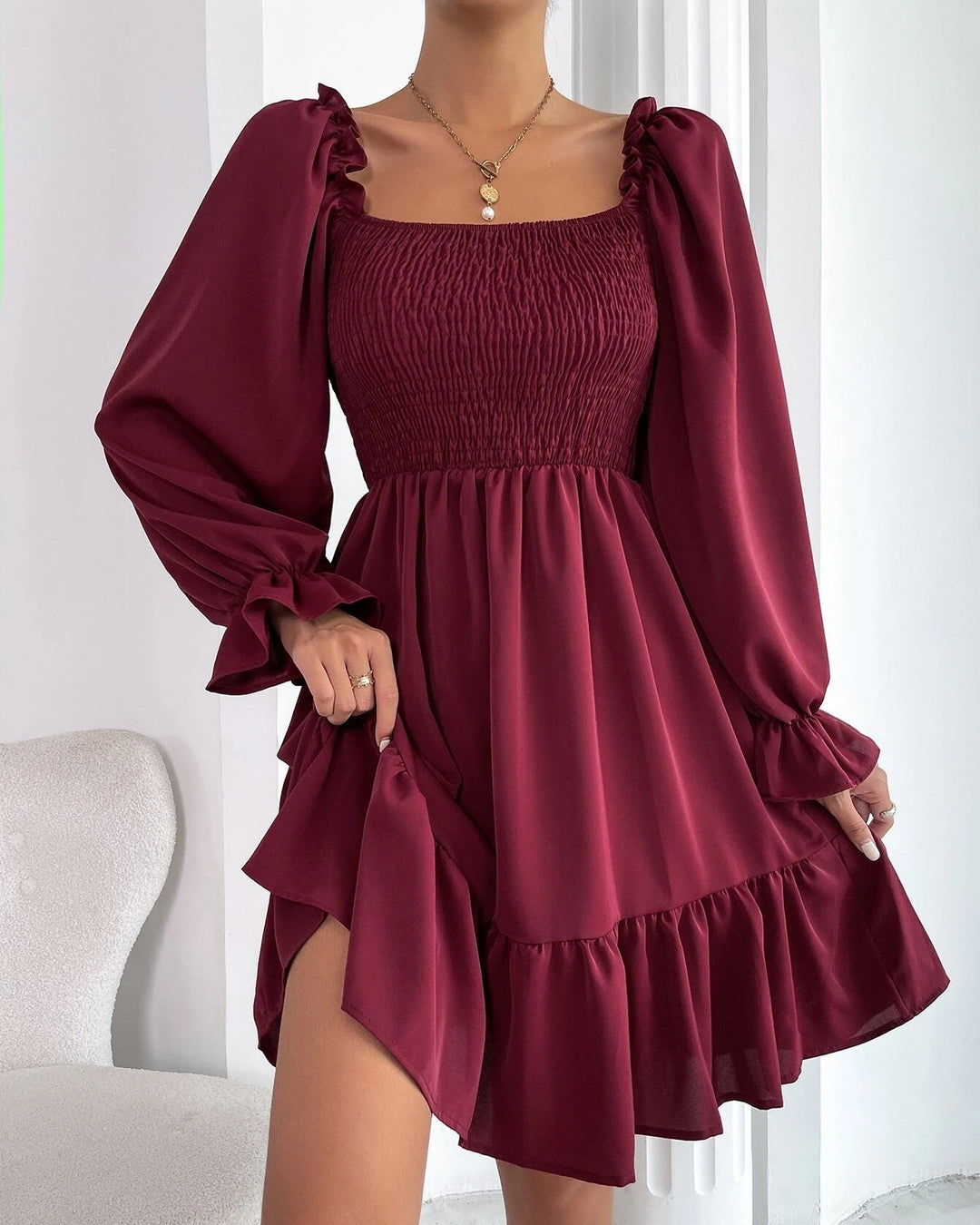 Abito estivo donna elegante rosso vino con scollo quadrato, maniche lunghe a balze. Vestito svasato casual chic.