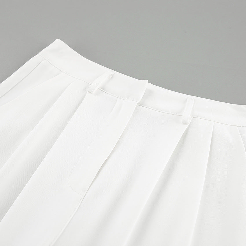 Pantaloni donna stile casual elegante. Vita alta e gamba dritta ampia per comfort e moda.