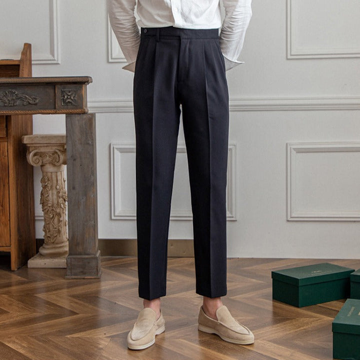 Pantaloni uomo da abito dritti, eleganti per ufficio e business, antipiega, stile formale.