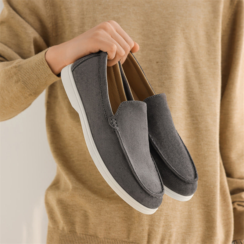 Mocassini uomo in camoscio grigio, calzature estive leggere e traspiranti. Ideali per un look casual-chic.