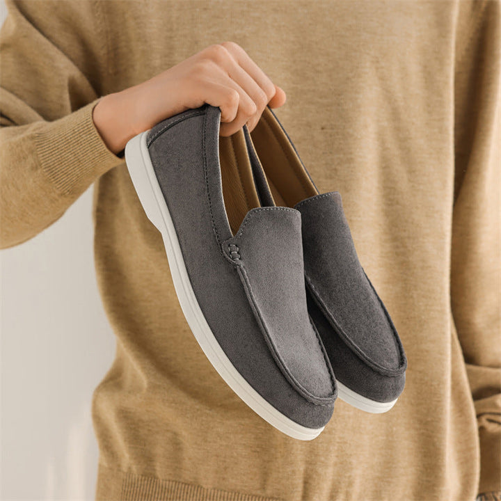 Mocassini uomo in camoscio grigio, calzature estive leggere e traspiranti. Ideali per un look casual-chic.