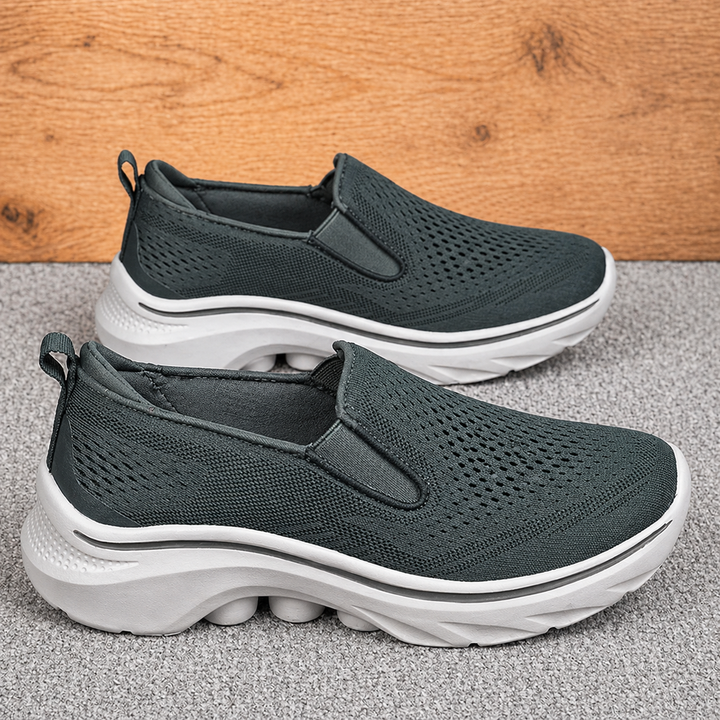 Scarpe uomo slip-on leggere e traspiranti, ideali per comfort casual e uso quotidiano senza lacci.