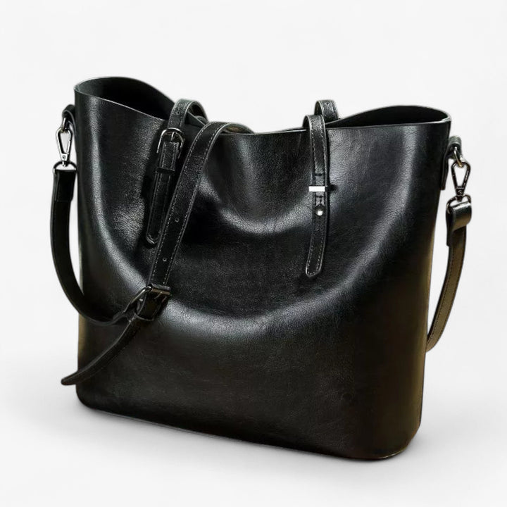 Interno spazioso di borsa tote donna marrone, perfetta per lavoro o viaggio, con scomparti utili.