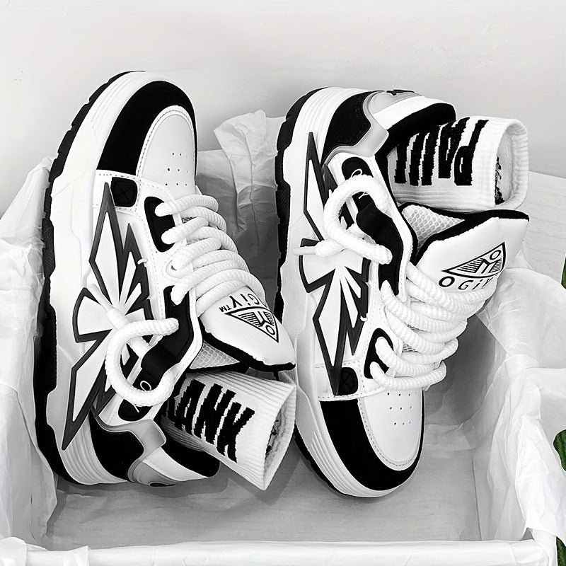 Uomo indossa sneakers casual con suola robusta, perfette per passeggiate in città, unendo comfort e stile streetwear moderno.