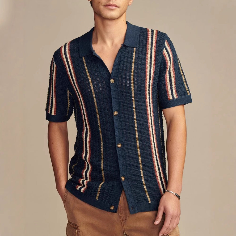 Uomo con polo estiva a righe, maniche corte, stile casual britannico. Abbigliamento elegante e confortevole.