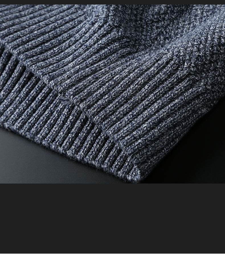 Maglione girocollo a righe per uomo, perfetto per la nuova collezione. Abbigliamento maschile con un tocco di moda.