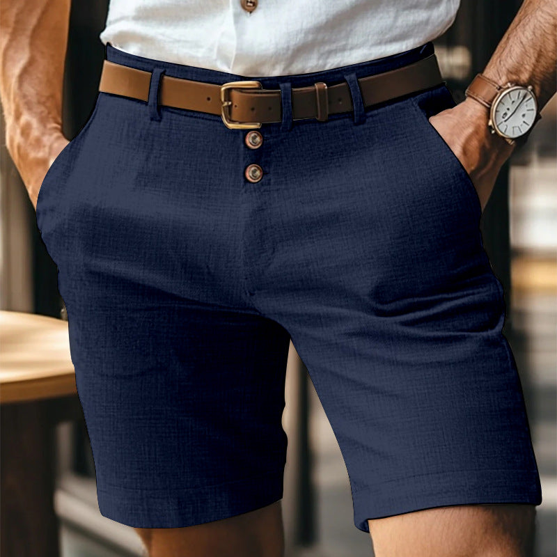 Modello uomo indossa pantaloncini estivi: outfit casual e stiloso per la stagione calda.