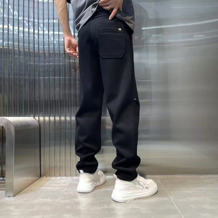 Abbigliamento sportivo uomo: pantaloni tuta con gamba affusolata, comodi per streetwear.