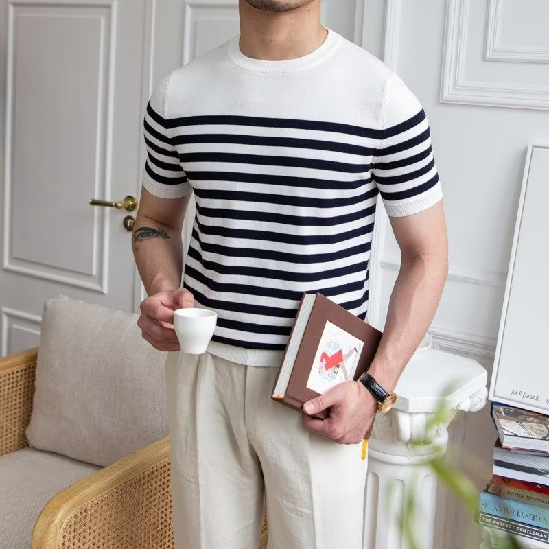 Maglietta uomo a righe, maniche corte, stile casual estivo. Ideale per il tempo libero e la moda uomo.