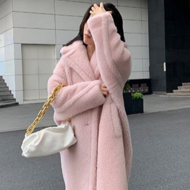 Cappotto lungo invernale da donna, caldo e morbido in stile elegante, ideale per la moda e il comfort.