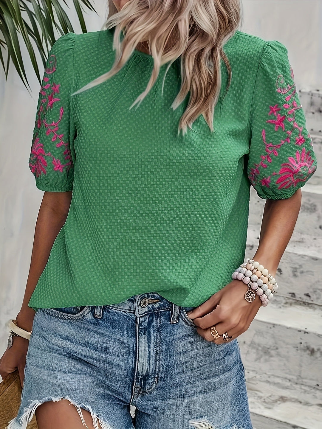 Camicetta donna maniche a sbuffo, adatta per uno stile casual ma elegante quotidiano.