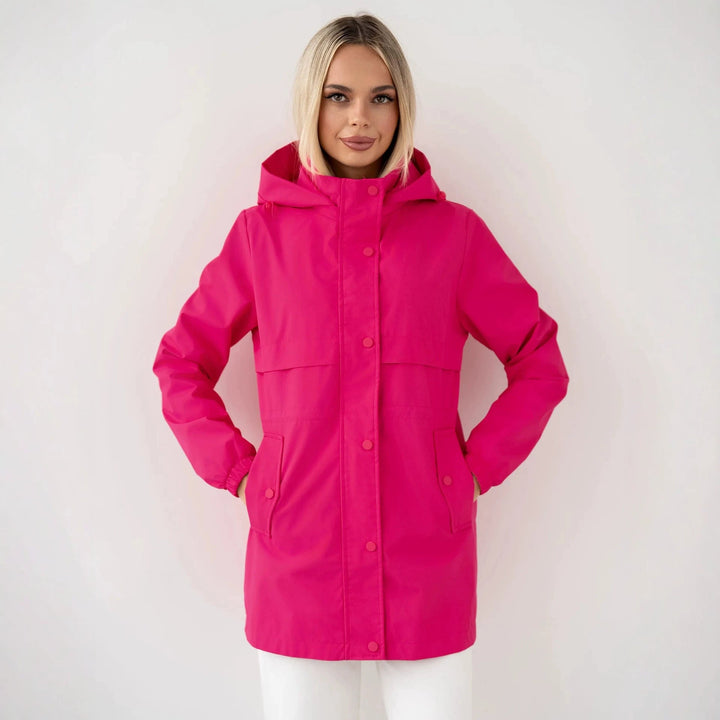 Moda donna: giacca sportiva casual con cappuccio, outerwear essenziale per un look quotidiano confortevole.