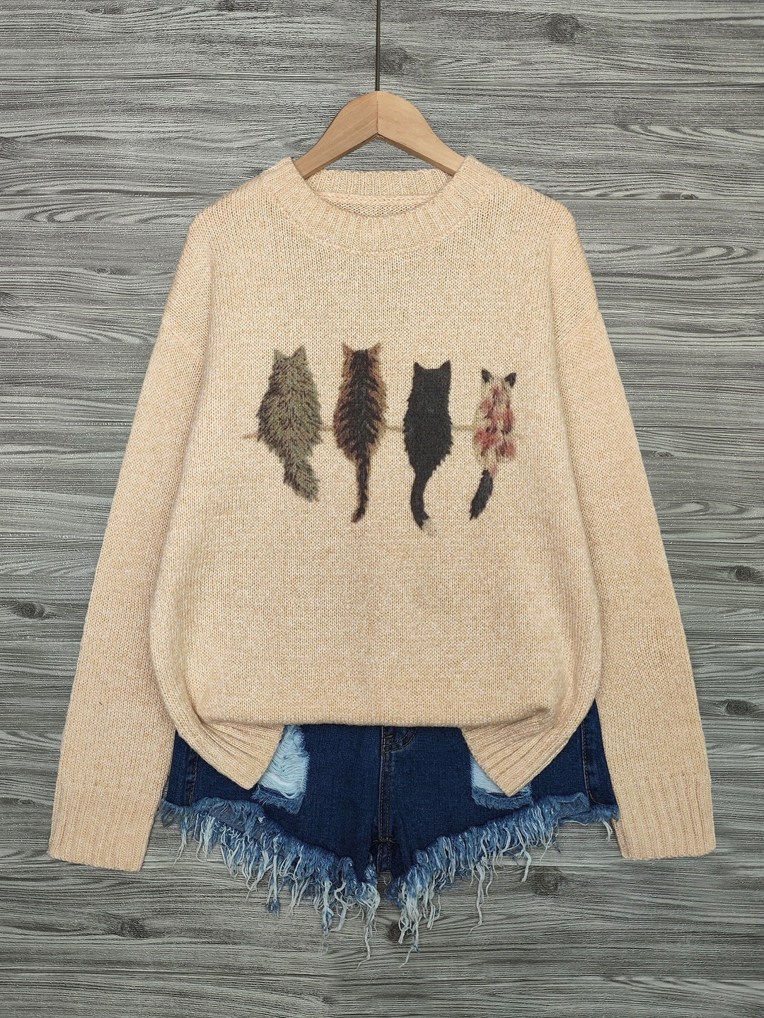 Outfit donna con maglione blu oversize, gatti. Girocollo e vestibilità comoda invernale.