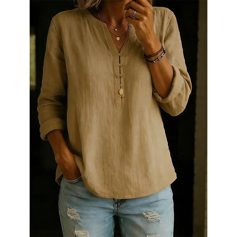 Camicia da donna ampia con collo a V e bottoni. Comfort e stile casual per tutte le stagioni.