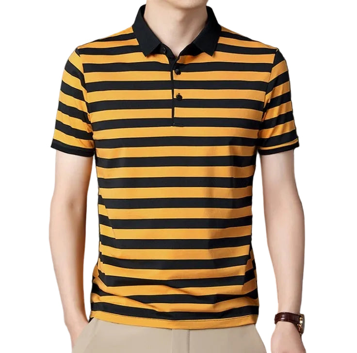 Polo uomo a maniche corte, design a righe e colletto classico. Ideale per un look estivo versatile e alla moda.