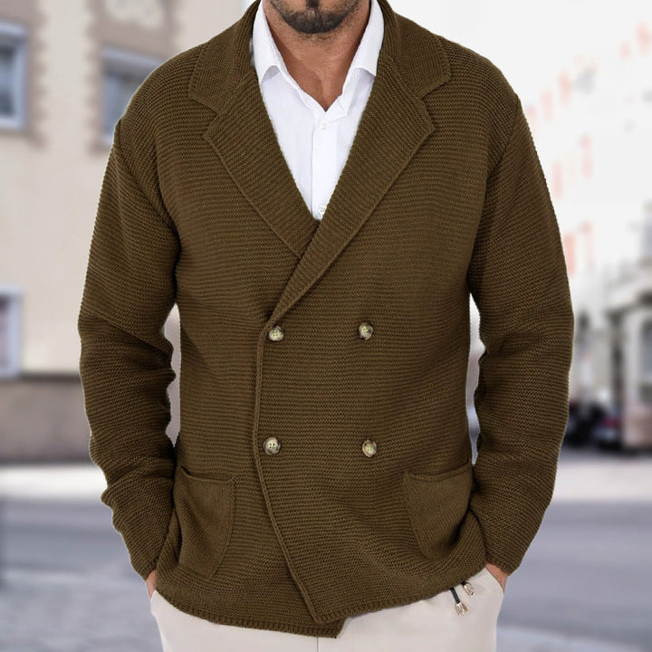 Cardigan aderente da uomo doppiopetto con revers, versatile per stile casual o look più formale maschile.