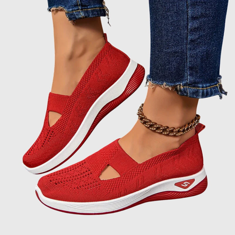 Dettaglio del tessuto traspirante delle sneakers slip on donna con suola spessa e flessibile.