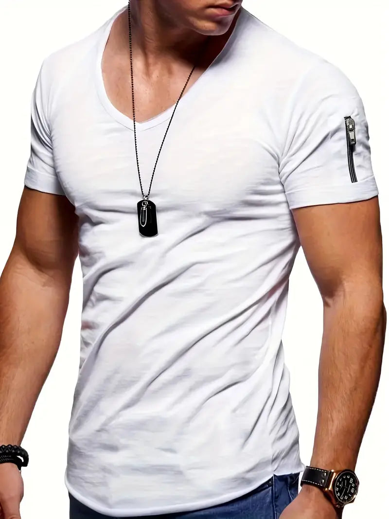 Primo piano tessuto t-shirt uomo premium slim scollo a V, qualità e comfort per moda essenziale e moderna.