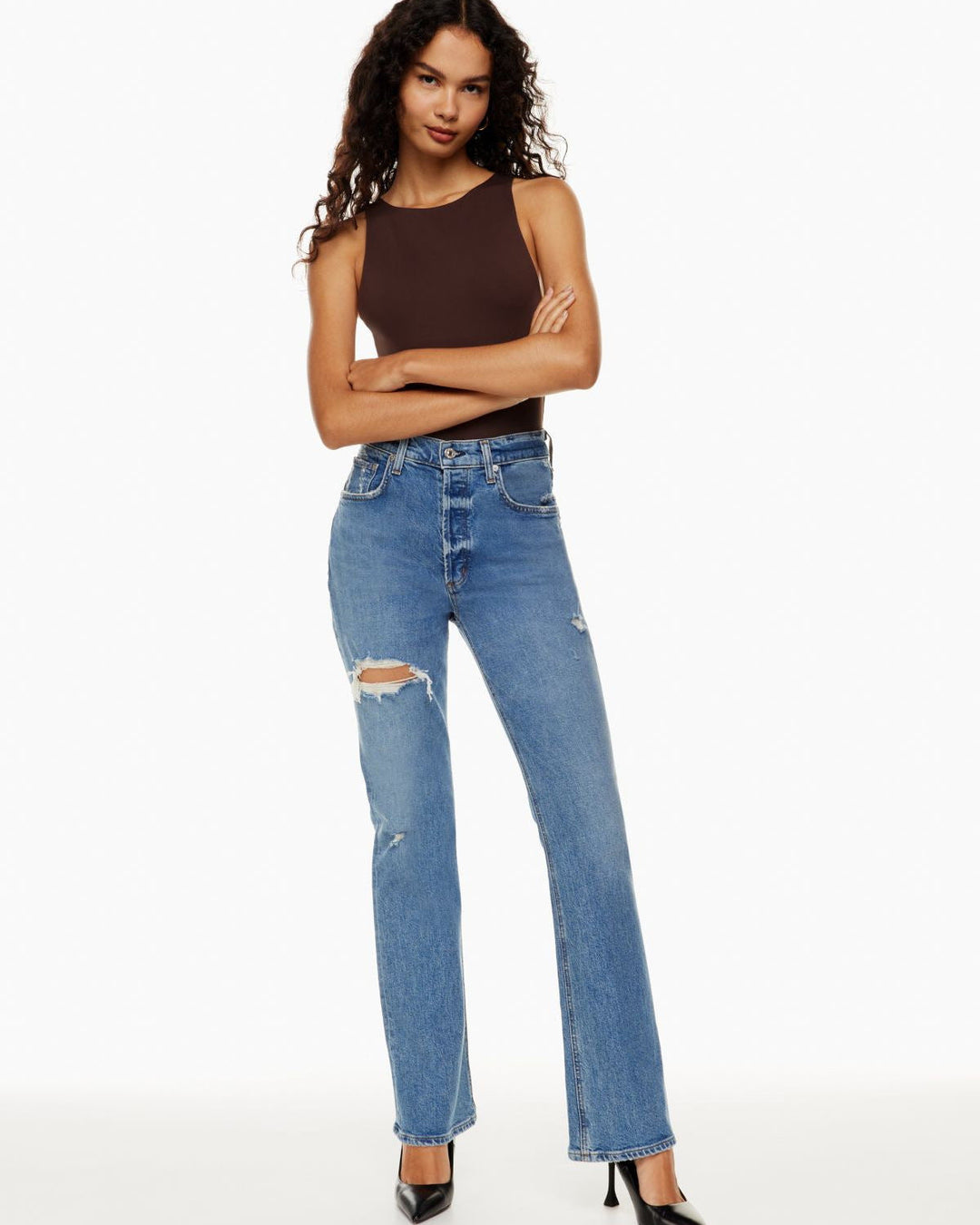 Jeans donna blu strappati a vita alta con gamba dritta, un capo essenziale casual per primavera ed estate.