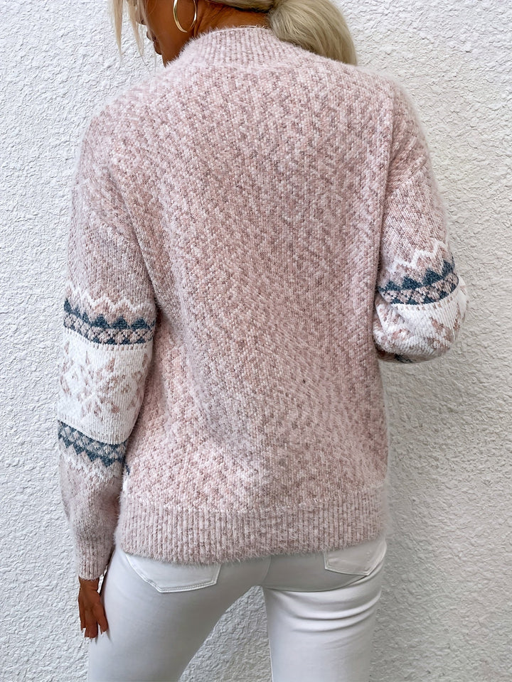 Morbido maglione donna grigio, collo alto con fiocchi di neve, caldo e accogliente per l'inverno.
