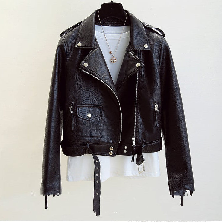 Elegante giacca biker da donna in pelle con stampa serpente, taglio slim fit, colletto a risvolto e zip.
