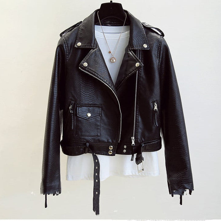Elegante giacca biker da donna in pelle con stampa serpente, taglio slim fit, colletto a risvolto e zip.