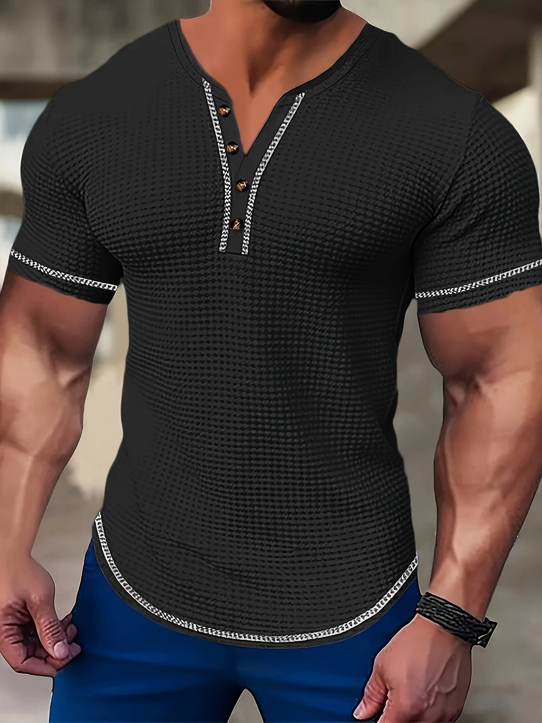 Maglietta uomo Henley a maniche corte, stile casual. Bordo a contrasto e bottoni la rendono un capo versatile per l'estate.