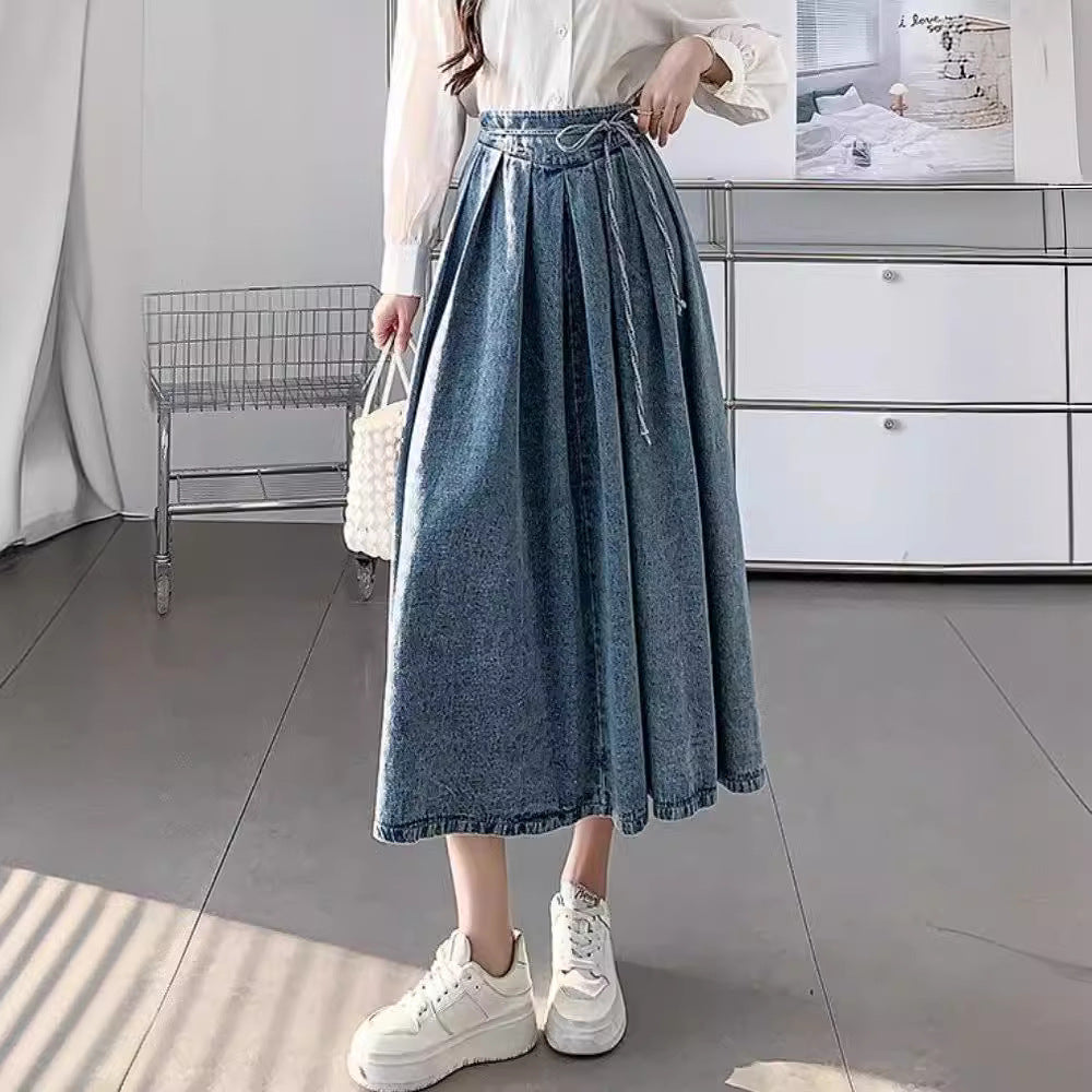 Moderna gonna midi blu donna a vita alta, con pieghe. Silhouette ad A, un capo must-have per la moda attuale.