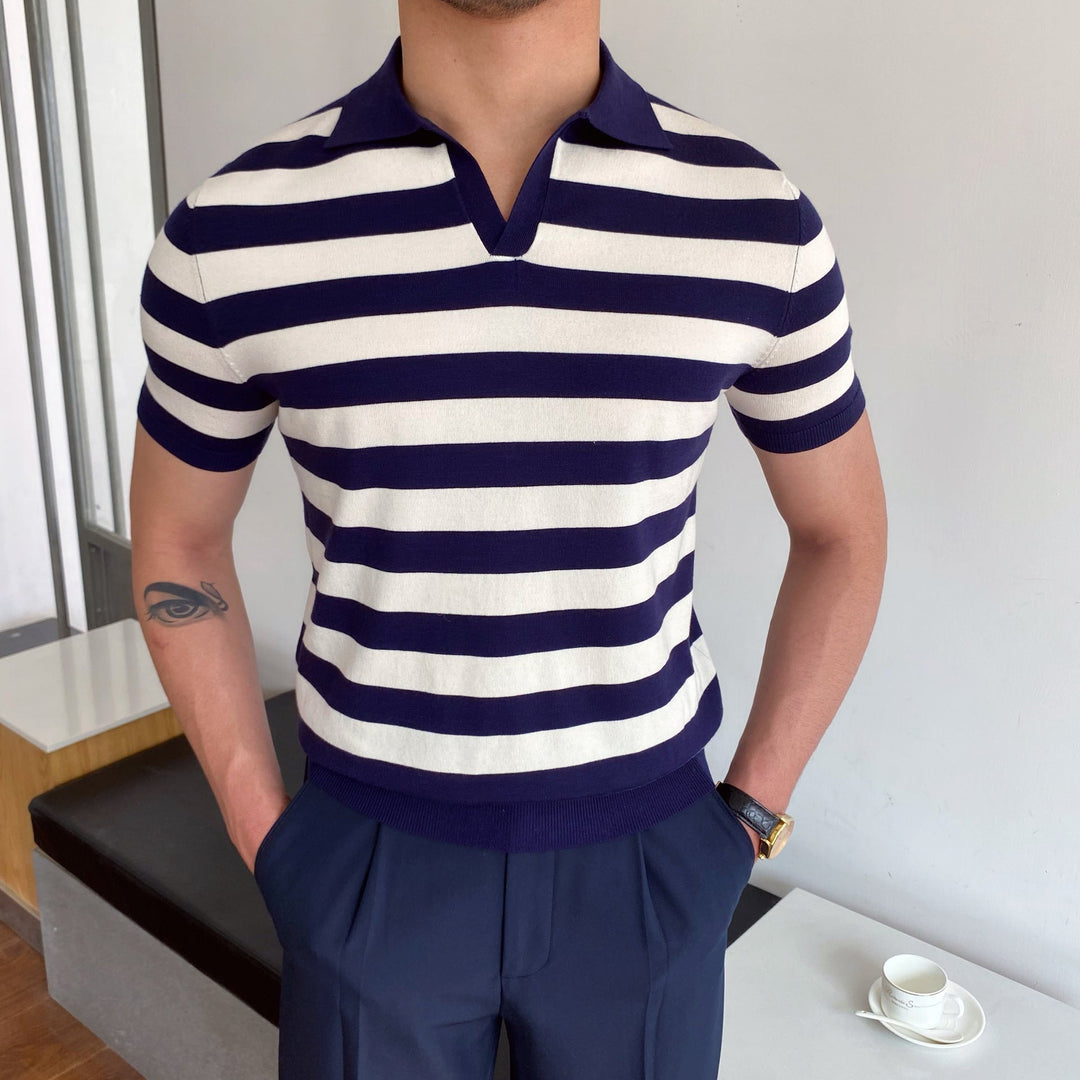 Camicia estiva uomo a maniche corte, vestibilità regolare, con righe blu scuro e dettagli floccati. Look casual.