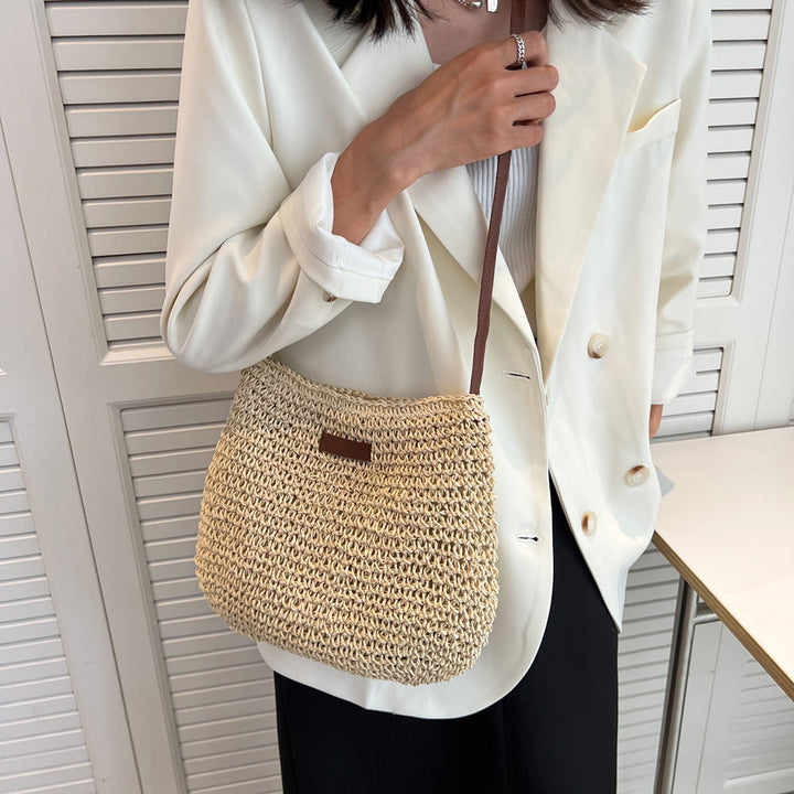 Borsa a spalla intrecciata beige per donna. Design versatile, adatta a ogni stile e guardaroba.