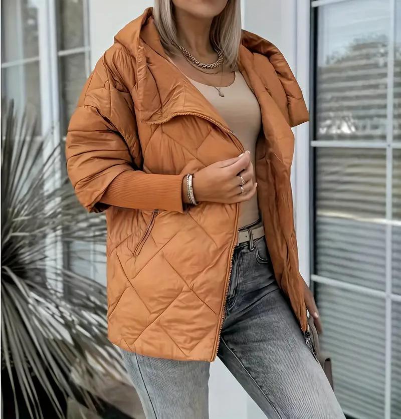 Giacca invernale da donna con cappuccio. Puffer elegante con zip e fantasia patchwork, perfetta per il freddo.