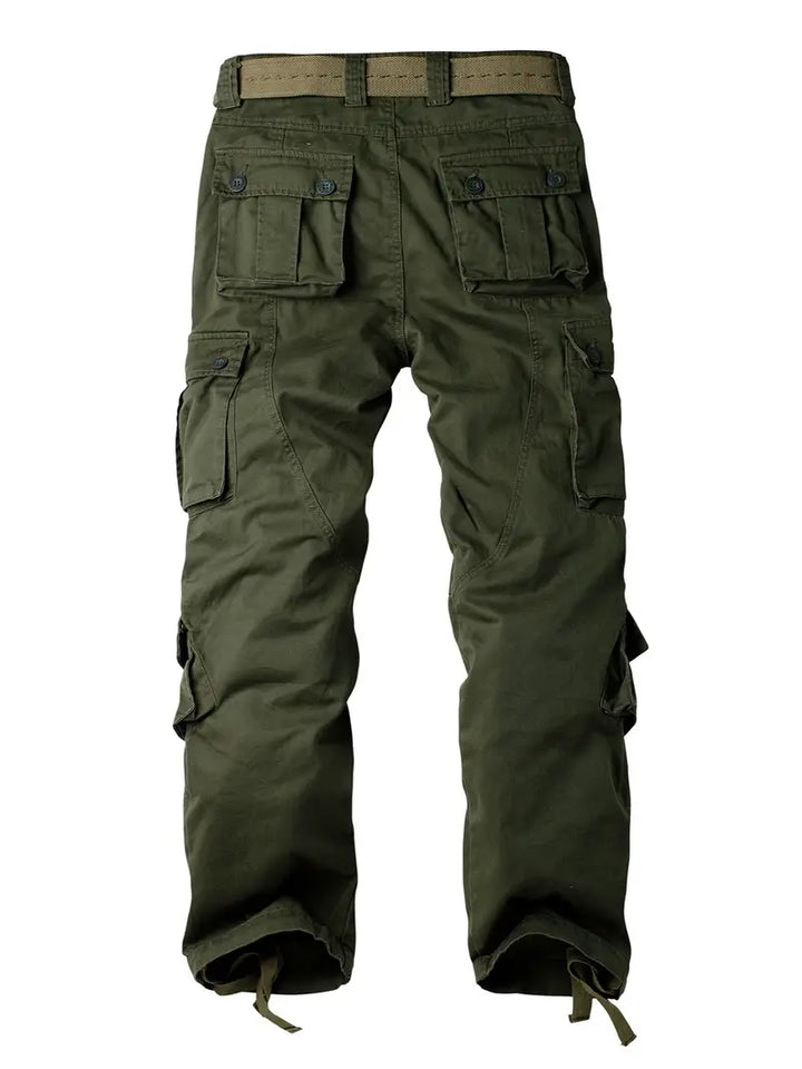 Vita e chiusura dei pantaloni cargo uomo, per una vestibilità comoda e uno stile casual impeccabile.