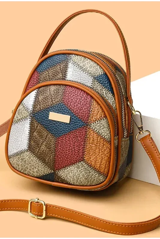 Borsa donna patchwork multicolore con tracolla regolabile, accessorio moda ideale per look casual.