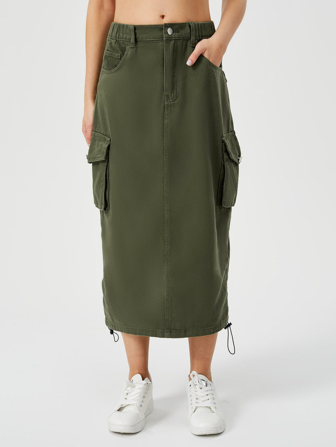 Gonna midi cargo vita alta donna, ampie tasche laterali e spacco frontale. Stile casual moderno.