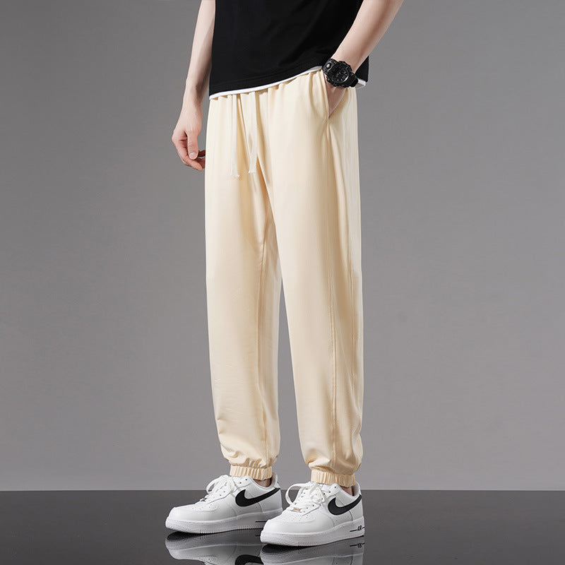 Pantaloni uomo estivi ampi con coulisse in vita, perfetti per un look casual e confortevole alla caviglia.