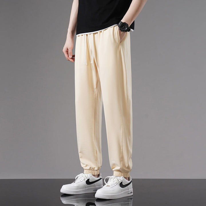 Pantaloni uomo estivi ampi con coulisse in vita, perfetti per un look casual e confortevole alla caviglia.