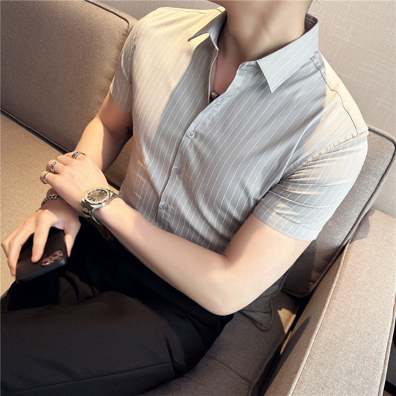 Look da spiaggia: camicia uomo a righe, maniche corte, stile fresco e rilassato, colori assortiti.