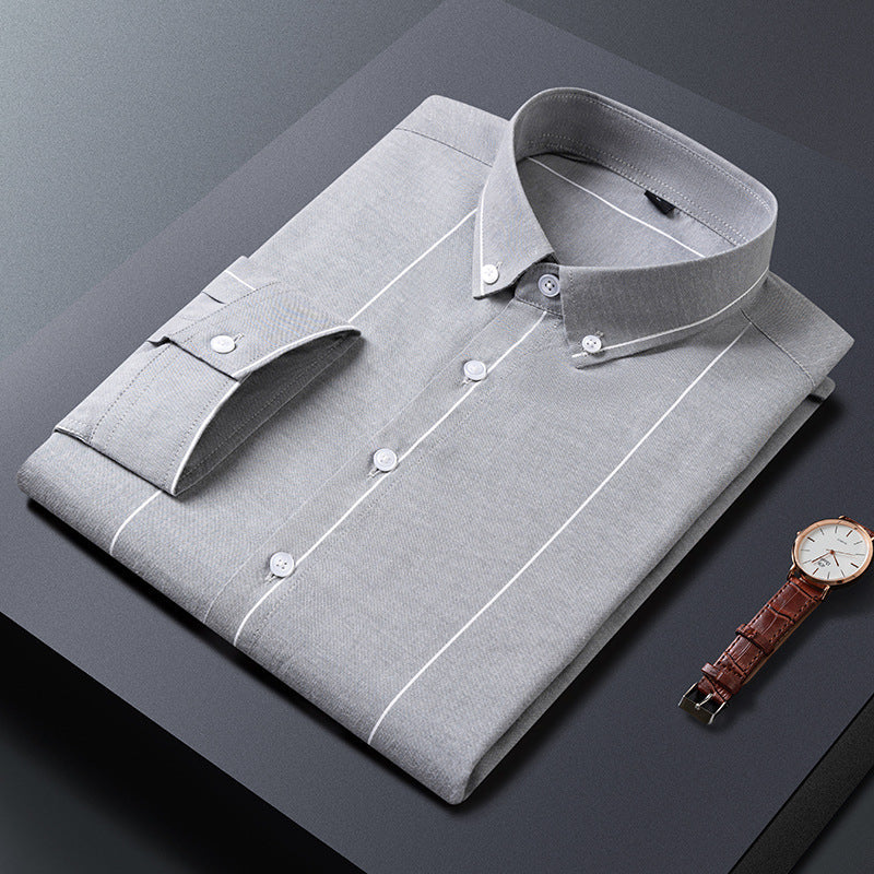 Moda uomo: camicia a righe verticali, maniche corte, vestibilità slim, perfetta per l'estate casual.